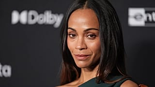 Saldaña posa en la premiere de 'Avatar: Fuego y ceniza' en el teatro Dolby de Los Angeles, el 1 de diciembre de 2025