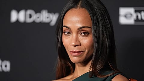 Saldaña posa en la premiere de 'Avatar: Fuego y ceniza' en el teatro Dolby de Los Angeles, el 1 de diciembre de 2025