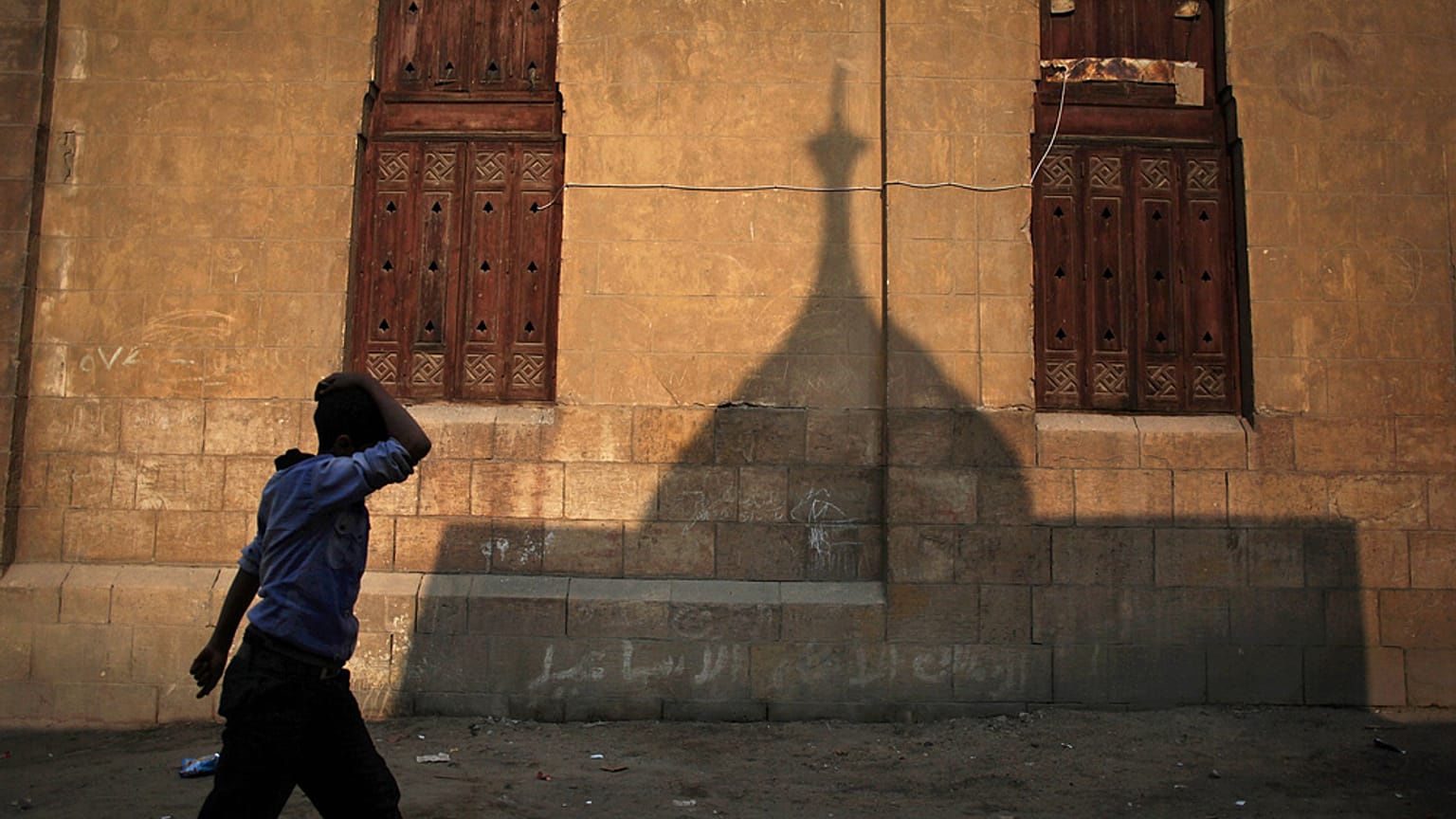 رجل مصري يمر بجوار مسجد قرب القاهرة القديمة في مصر، يوم الخميس 1 ديسمبر 2011. (صورة أسوشيتد برس/مانو برابو)