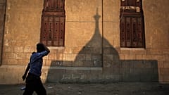 رجل مصري يمر بجوار مسجد قرب القاهرة القديمة في مصر، يوم الخميس 1 ديسمبر 2011. (صورة أسوشيتد برس/مانو برابو)