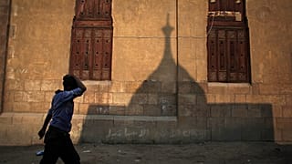 رجل مصري يمر بجوار مسجد قرب القاهرة القديمة في مصر، يوم الخميس 1 ديسمبر 2011. (صورة أسوشيتد برس/مانو برابو)