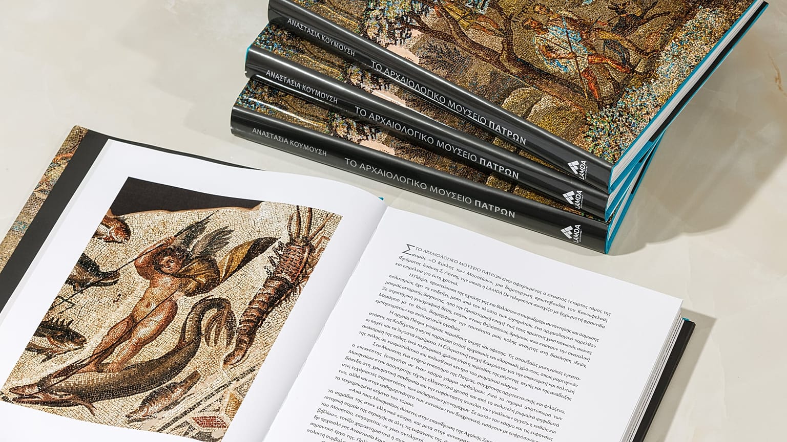 Φωτογραφία 8: Ο αφιερωματικός τόμος «Το Αρχαιολογικό Μουσείο Πατρών»