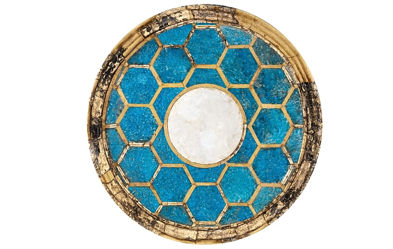 Πολυγωνικό υαλόφραγμα παραθύρου από πολυτελή αστική κατοικία της ρωμαϊκής πόλης των Πατρών. Ελεφαντοστέινα διάχωρα συγκρατούν το αδιαφανές γαλάζιο γυαλί. 2ος αι. μ.Χ. 