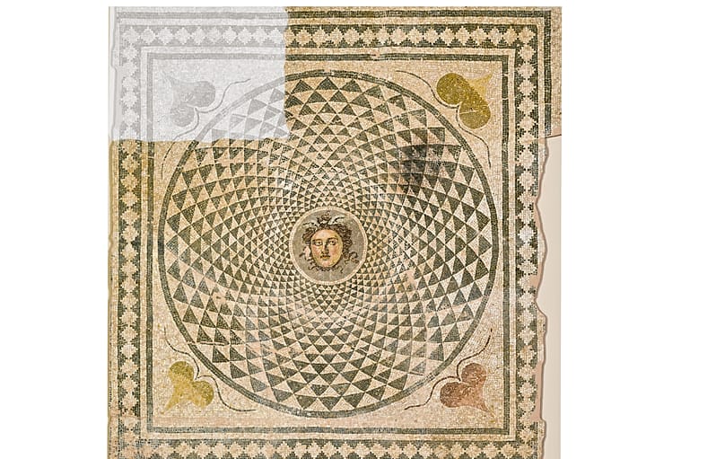 Ψηφιδωτό δάπεδο από μεγάλο και πολυτελές κτηριακό συγκρότημα της Πάτρας. Στο κεντρικό μετάλλιο εικονίζεται η κεφαλή της Μέδουσας κατενώπιον. 2ος αι. μ.Χ.