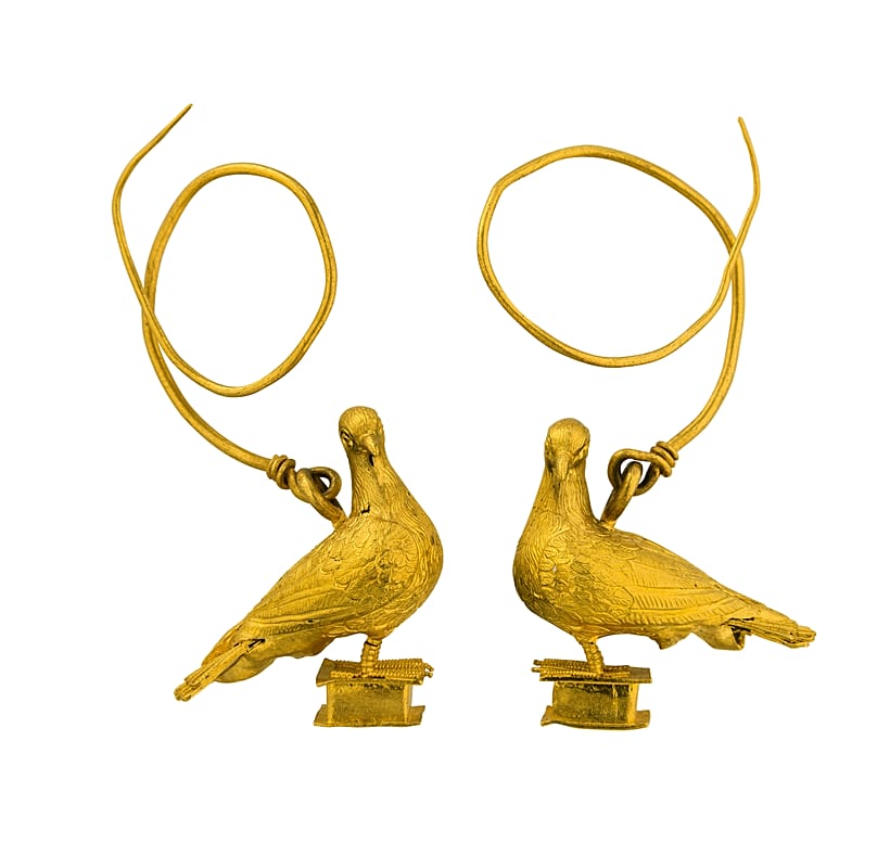 Ζεύγος χρυσών ενωτίων με τη μορφή περιστεριών που πατούν σε πλίνθο. Πάτρα, τέλη του 2ου – αρχές του 1ου αι. π.Χ.