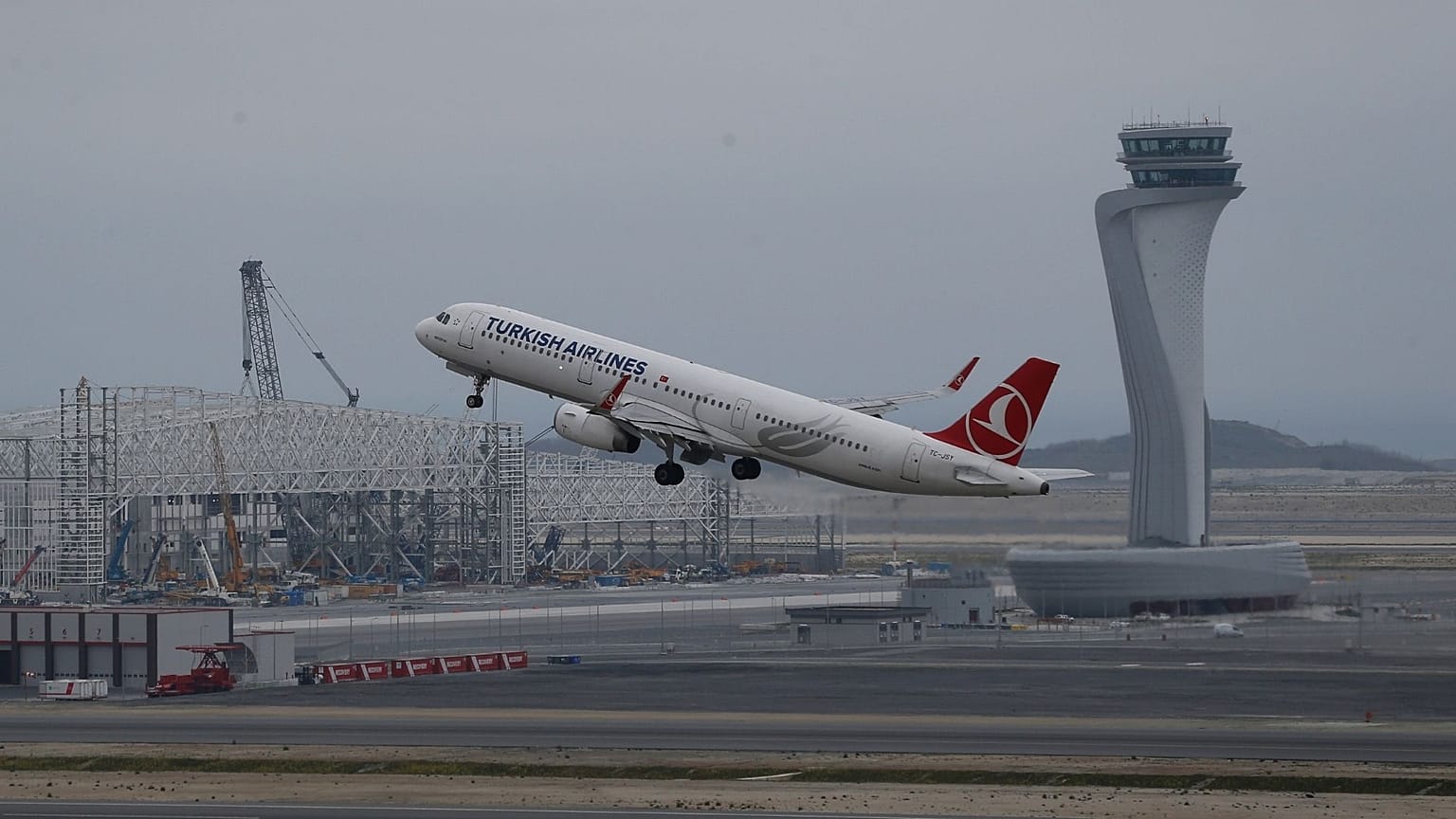 Am sechsten April 2019 hebt am Flughafen Istanbul nahe der Schwarzmeerküste ein Flugzeug von Turkish Airlines ab.
