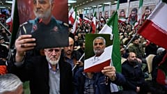 Zwei Männer halten Plakate des verstorbenen Kommandeurs der Quds-Truppen der iranischen Revolutionsgarden, General Qassem Soleimani, hoch, der 2020 bei einem US-Drohnenangriff getötet wurde.