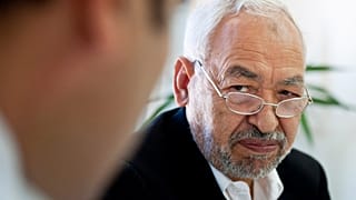 مؤسس الحزب الإسلامي المعتدل "النهضة"، راشد الغنوشي، يترأس اجتماعًا لمجلس تنفيذي في مقر الحزب بالعاصمة تونس