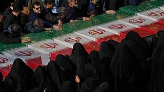 Iran : rassemblement massif pour les funérailles des membres des forces de l'ordre