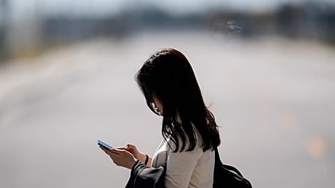 موظف يسير في الشارع خلال جولة إعلامية في مصنع هيونداي موتور غروب ميتابلانت أميركا، يوم الأربعاء 26 مارس/آذار 2025، في إليبيل، ولاية جورجيا.