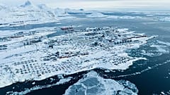 Mit Schnee bedeckte Häuser an der Küste einer Meeresbucht von Nuuk, 7. März 2025