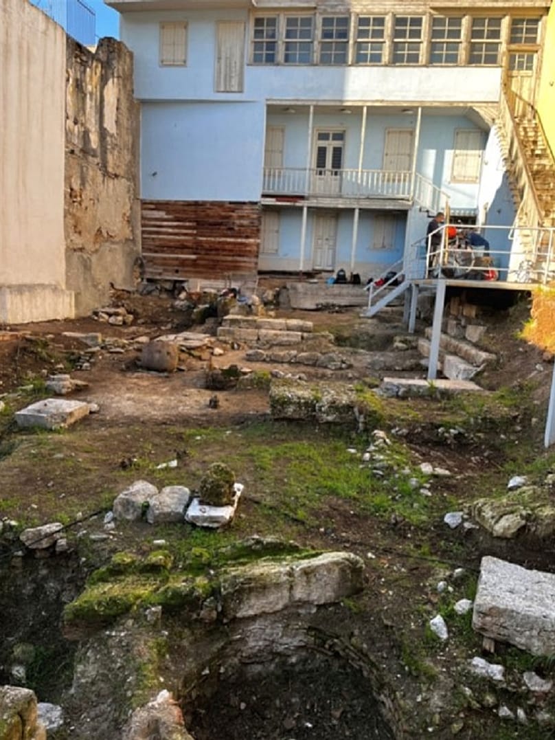 Η Οικία Κοκοβίκου σήμερα: Οι αποκαλυμμένες αρχαιότητες στον αύλειο χώρο της διατηρητέας οικίας