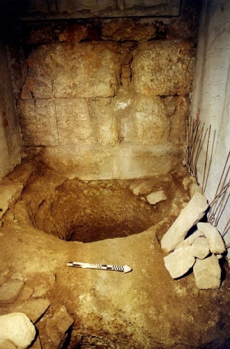 Η ανασκαφή στο ισόγειο του μεσαίου δωματίου της οικίας