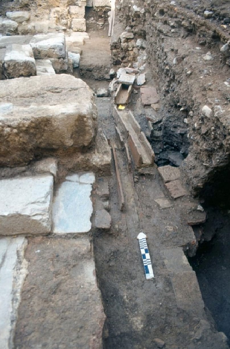 Το ανάλημμα της αρχαίας οδού Τριπόδων στον αύλειο χώρο. Διακρίνονται υστερορωμαϊκοί-παλαιοχριστιανικοί αγωγοί