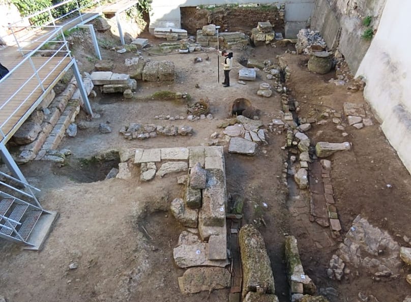 Άποψη των αρχαίων καταλοίπων από τα δυτικά