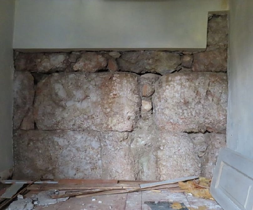 Ο αναλημματικός τοίχος στο ισόγειο του μεσαίου δωματίου της οικίας