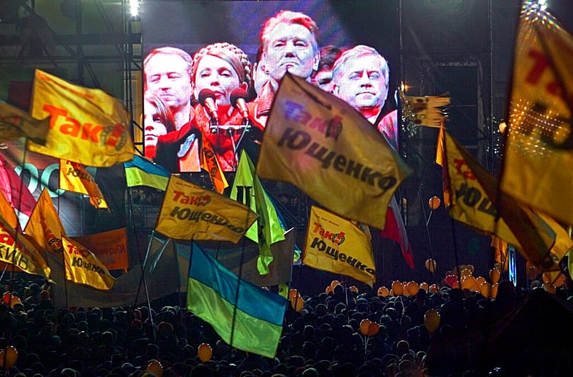 le leader de l'opposition Viktor Iouchtchenko, au centre à droite, et sa principale alliée Ioulia Timochenko, au centre à gauche, lors d'un rassemblement à Kyiv, le 28.12.2004
