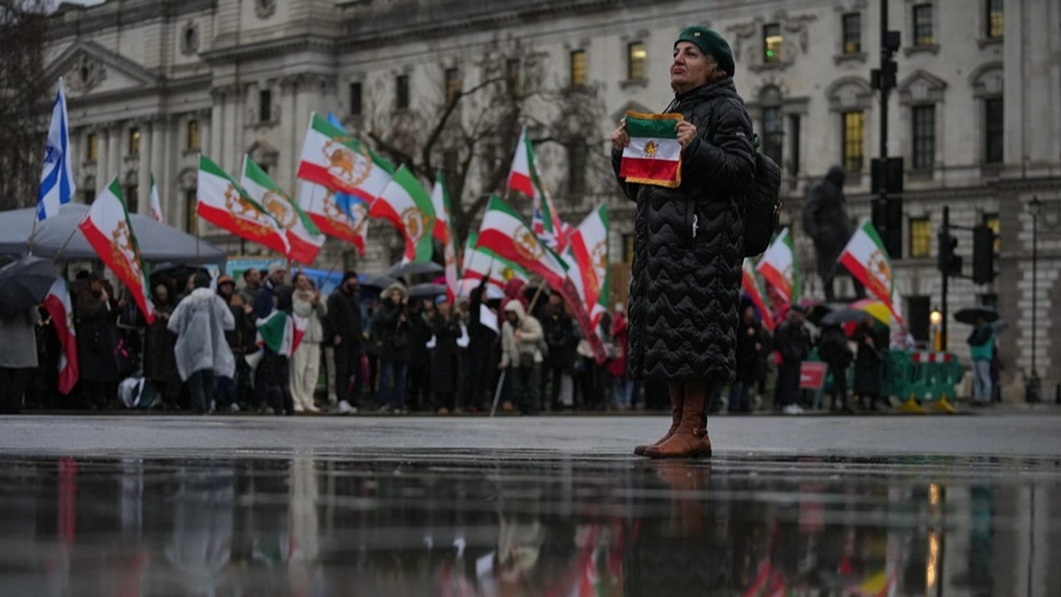 تحرك لدعم المتظاهرين في إيران، خارج مبنى البرلمان في لندن، الثلاثاء 13 يناير 2026.