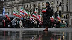 تحرك لدعم المتظاهرين في إيران، خارج مبنى البرلمان في لندن، الثلاثاء 13 يناير 2026.
