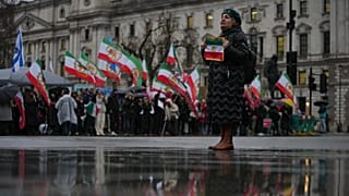 تحرك لدعم المتظاهرين في إيران، خارج مبنى البرلمان في لندن، الثلاثاء 13 يناير 2026.