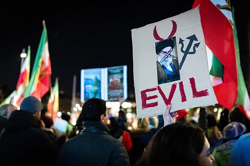 متظاهرون يشاركون في تظاهرة دعم للاحتجاجات بإيران في زيورخ، في 13 يناير 2026.