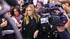 Chiara Ferragni kommt am Mittwoch, den 14. Januar 2026, zur Urteilsverkündung in erster Instanz im so genannten "Pandoro-Gate"-Prozess vor das Gericht in Mailand (AP Photo/Antonio Calanni) 