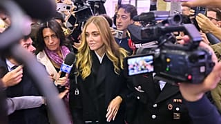 Chiara Ferragni arriva al Tribunale di Milano, mercoledì 14 gennaio 2026, per la sentenza di primo grado nel processo sul cosiddetto "Pandoro gate" (AP Photo/Antonio Calanni) 