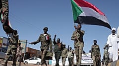 جنود من الجيش السوداني يستعرضون في شوارع أم درمان، إحدى ضواحي الخرطوم، السودان، يوم الأربعاء 31 ديسمبر/كانون الأول 2025، احتفالاً بالذكرى السبعين لاستقلال السودان. (صورة من وك