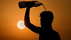 Ein Mann spült sich mit Wasser ab nach einer Runde Footvolley am öffentlichen Strand Ramlet al-Baida in Beirut, Libanon, am 14. August 2025. Es ist drückend heiß.
