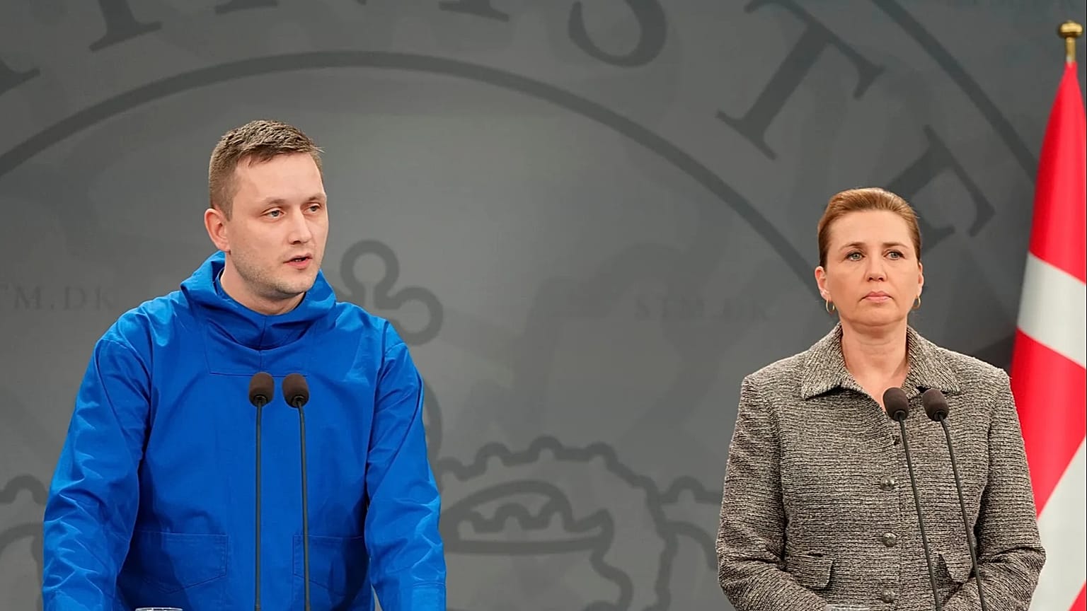 Il primo ministro della Groenlandia Jens-Frederik Nielson e il primo ministro danese Mette Frederiksen a Nuuk martedì scorso