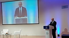 Ο Στίβεν Μιράν βρέθηκε στην Αθήνα σε εκδήλωση που οργάνωσε το Οικονομικό Φόρουμ των Δελφών, στην Εθνική Πινακοθήκη