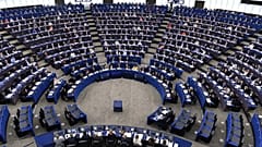 Abgeordnete stimmen während einer Sitzung im Europäischen Parlament in Straßburg ab, 8. Oktober 2025