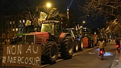 Landwirte parken ihre Traktoren in der Nähe der französischen Nationalversammlung, um gegen das Mercosur-Handelsabkommen der EU mit Südamerika zu protestieren, von dem sie befürchten, dass es ihre Lebensgrundlage bedroht.