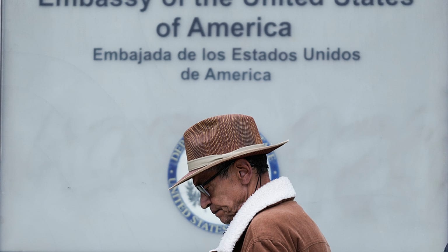 Kolombiya'nın başkenti Bogota'da, ABD'nin büyükelçilik binası önündeki sırada bekleyen bir adam, 31 Ocak 2025