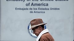 Kolombiya'nın başkenti Bogota'da, ABD'nin büyükelçilik binası önündeki sırada bekleyen bir adam, 31 Ocak 2025