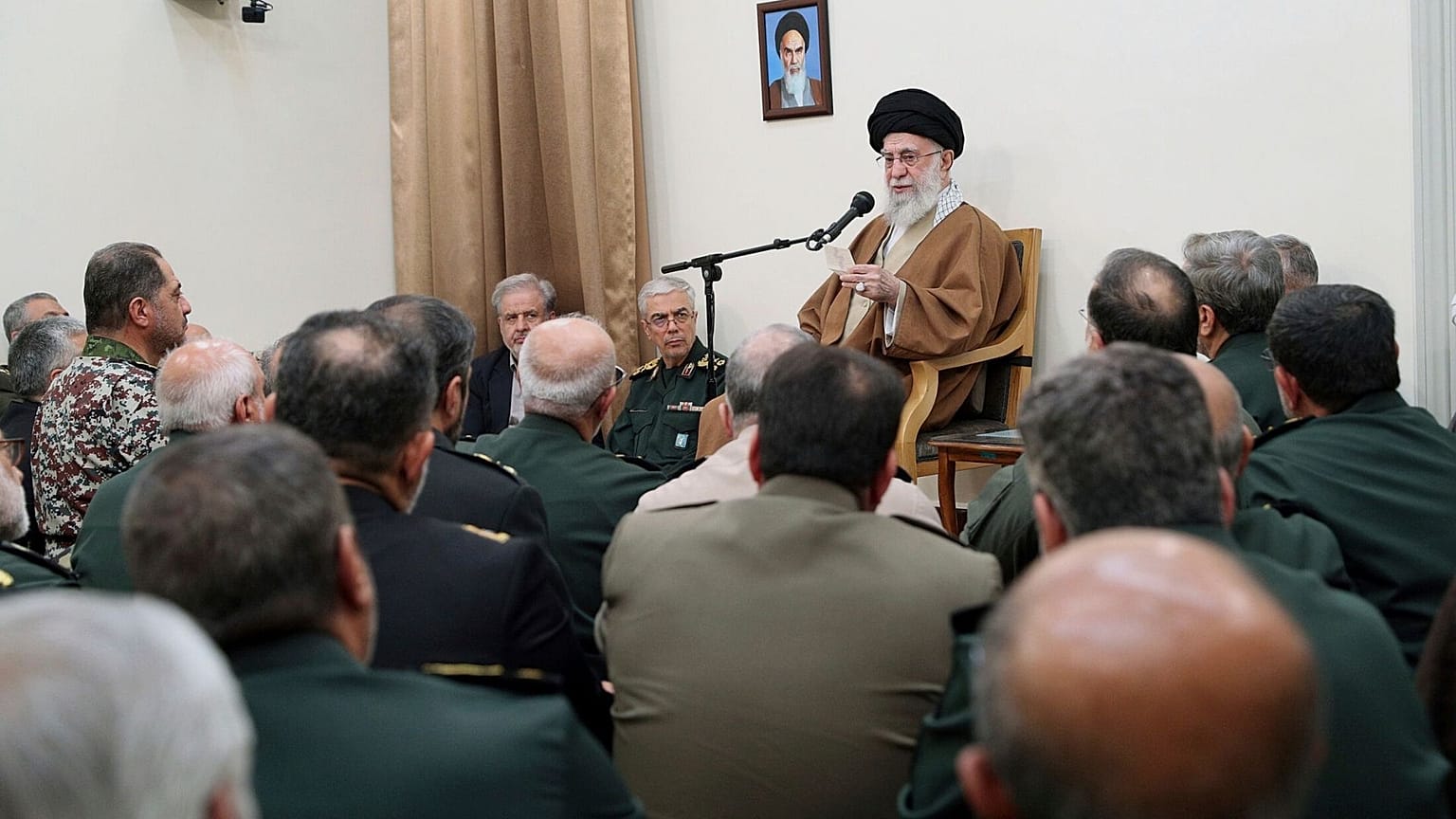 سخنرانی علی خامنه‌ای در جمعی از فرماندهان نیروهای مسلح در تهران، ایران، یکشنبه، ۱۳ آوریل ۲۰۲۵.