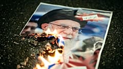 Μια φλεγόμενη εικόνα του Αγιατολάχ Αλί Χαμενεΐ κατά τη διάρκεια συλλαλητηρίου στη Ζυρίχη, 13 Ιανουαρίου 2026 