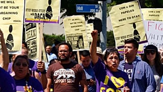 في صورة بتاريخ 5 سبتمبر 2017، يحتج شباب في لوس أنجلوس دعماً لبرنامج DACA، الذي أنهته إدارة ترامب، مهدداً بترحيل نحو 800 ألف مهاجر شاب جُلبوا للولايات المتحدة في طفولتهم. 