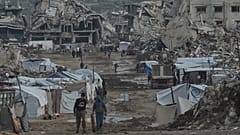 Palästinenser gehen inmitten von Gebäuden, die durch israelische Luft- und Bodenoperationen in Gaza-Stadt zerstört wurden, 14. Januar 2026