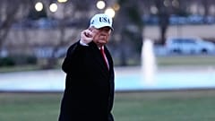 Präsident Donald Trump gestikuliert, während er am Dienstag, den 13. Januar 2026, von Marine One kommt und auf dem South Lawn des Weißen Hauses in Washington eintrifft.