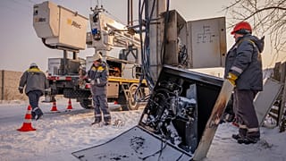 فنيو الكهرباء في أوكرانيا يصلحون البنى التحتية المدمرة جراء الهجمات الروسية 2026