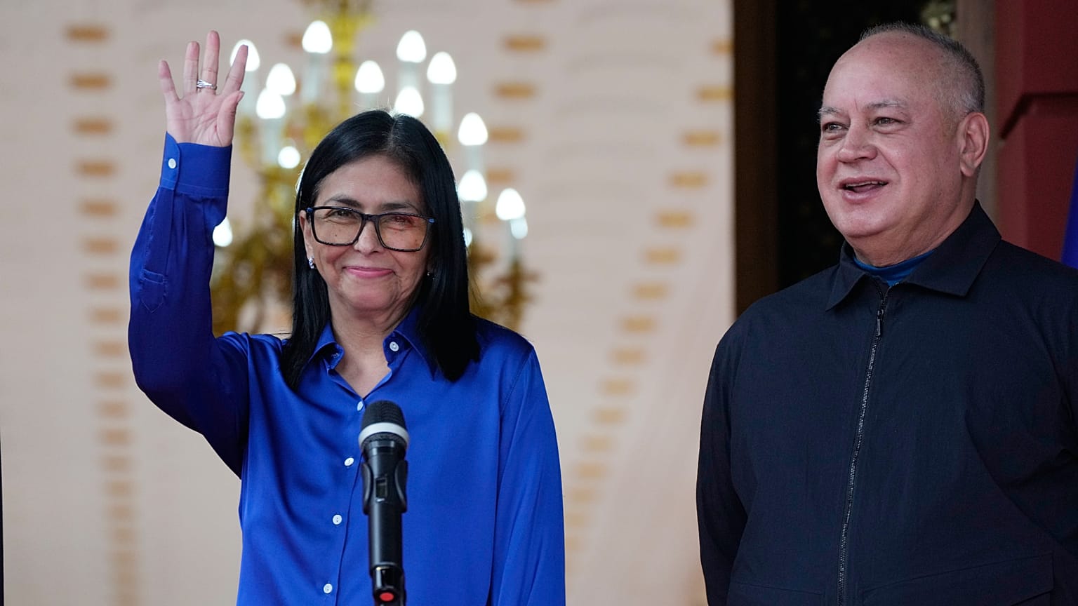 Delcy Rodríguez saluda en el palacio presidencial de Miraflores en Caracas, Venezuela, el 14 de enero de 2026.