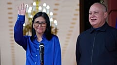 Delcy Rodríguez saluda en el palacio presidencial de Miraflores en Caracas, Venezuela, el 14 de enero de 2026.