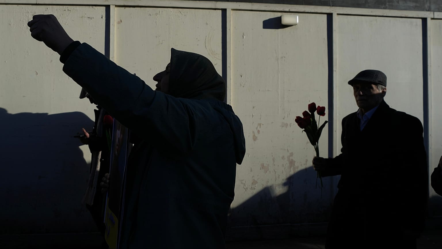 معترضان در حمایت از اعتراضات ضد حکومتی در ایران، در مقابل خیابان داونینگ، لندن، چهارشنبه، ۱۴ ژانویه ۲۰۲۶