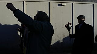 معترضان در حمایت از اعتراضات ضد حکومتی در ایران، در مقابل خیابان داونینگ، لندن، چهارشنبه، ۱۴ ژانویه ۲۰۲۶