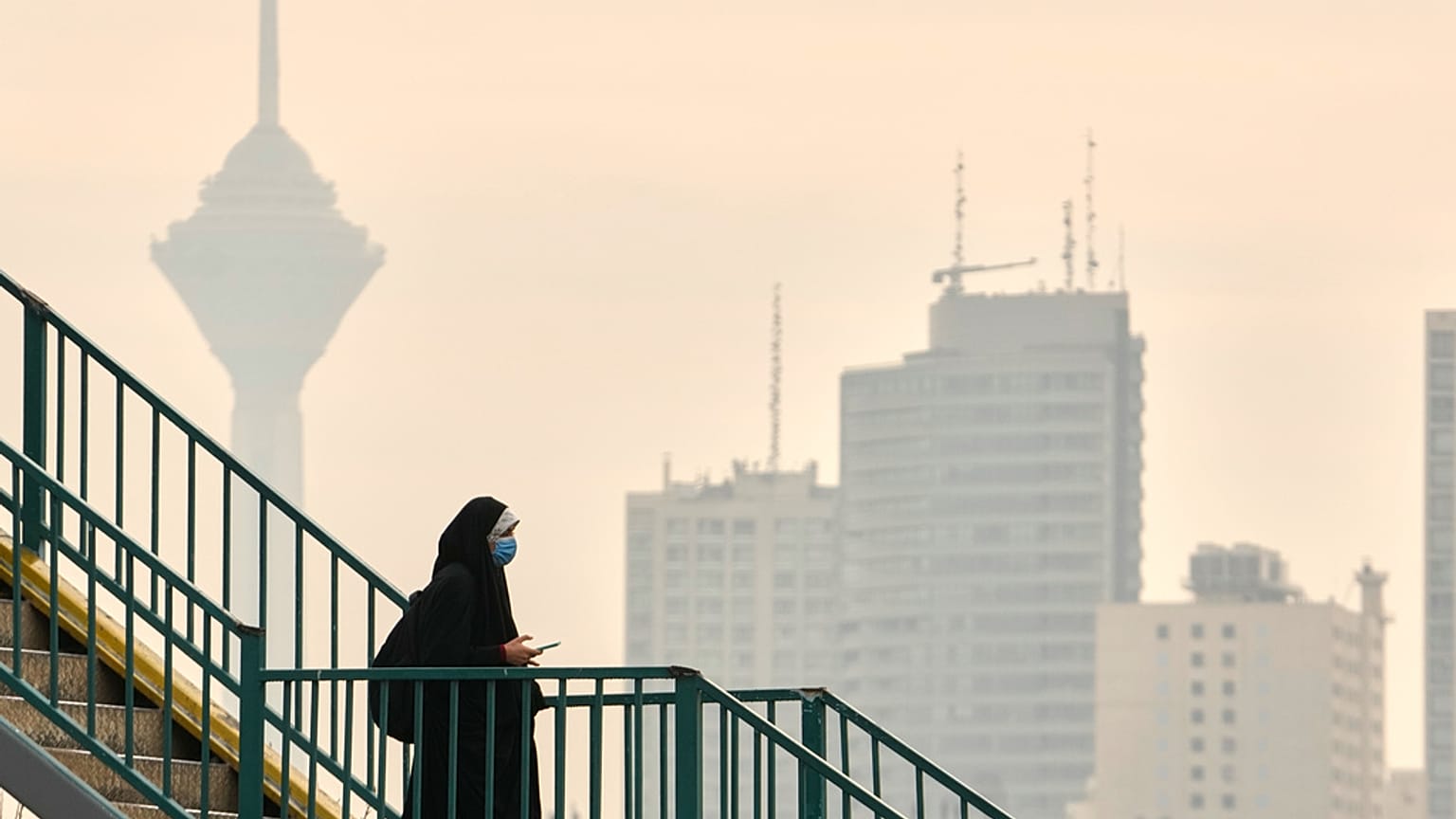 İran'ın başkenti Tahran'da bir kadın, bir üst geçidin merdivenlerinden aşağı inerken, 7 Aralık 2025