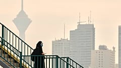 İran'ın başkenti Tahran'da bir kadın, bir üst geçidin merdivenlerinden aşağı inerken, 7 Aralık 2025