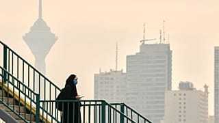 İran'ın başkenti Tahran'da bir kadın, bir üst geçidin merdivenlerinden aşağı inerken, 7 Aralık 2025