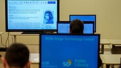 Wikipédiát böngésző olvasók egy amerikai könyvtárban