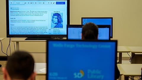 Wikipédiát böngésző olvasók egy amerikai könyvtárban